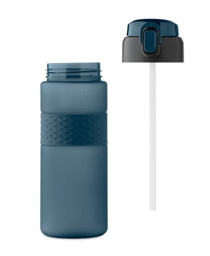 Trinkflasche aus RPET. Flip-Top-Deckel aus PP Sicherheitsverschluss und Henkel aus Silikon. Mit