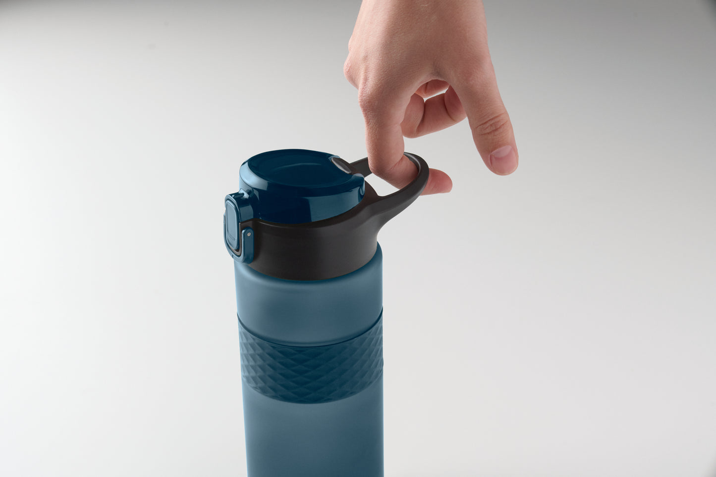 Trinkflasche aus RPET. Flip-Top-Deckel aus PP Sicherheitsverschluss und Henkel aus Silikon. Mit