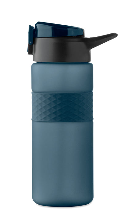 Trinkflasche aus RPET. Flip-Top-Deckel aus PP Sicherheitsverschluss und Henkel aus Silikon. Mit