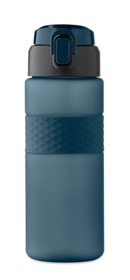 Trinkflasche aus RPET. Flip-Top-Deckel aus PP Sicherheitsverschluss und Henkel aus Silikon. Mit