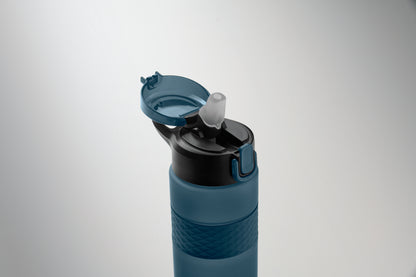 Trinkflasche aus RPET. Flip-Top-Deckel aus PP Sicherheitsverschluss und Henkel aus Silikon. Mit