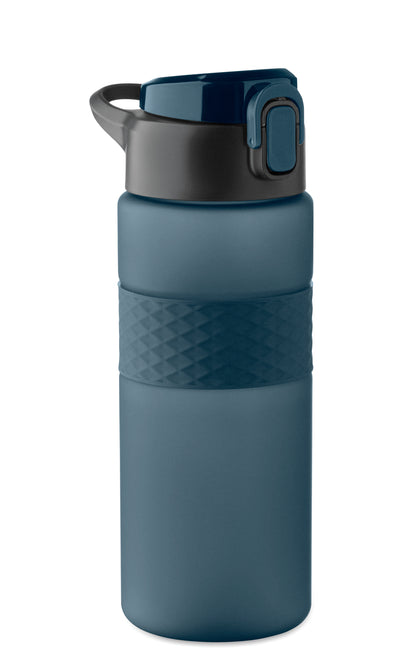 Trinkflasche aus RPET. Flip-Top-Deckel aus PP Sicherheitsverschluss und Henkel aus Silikon. Mit