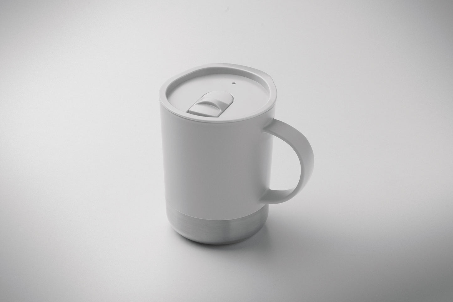 PP-Becher mit Boden aus (90 % recycelter Edelstahl und 10 % Edelstahl.