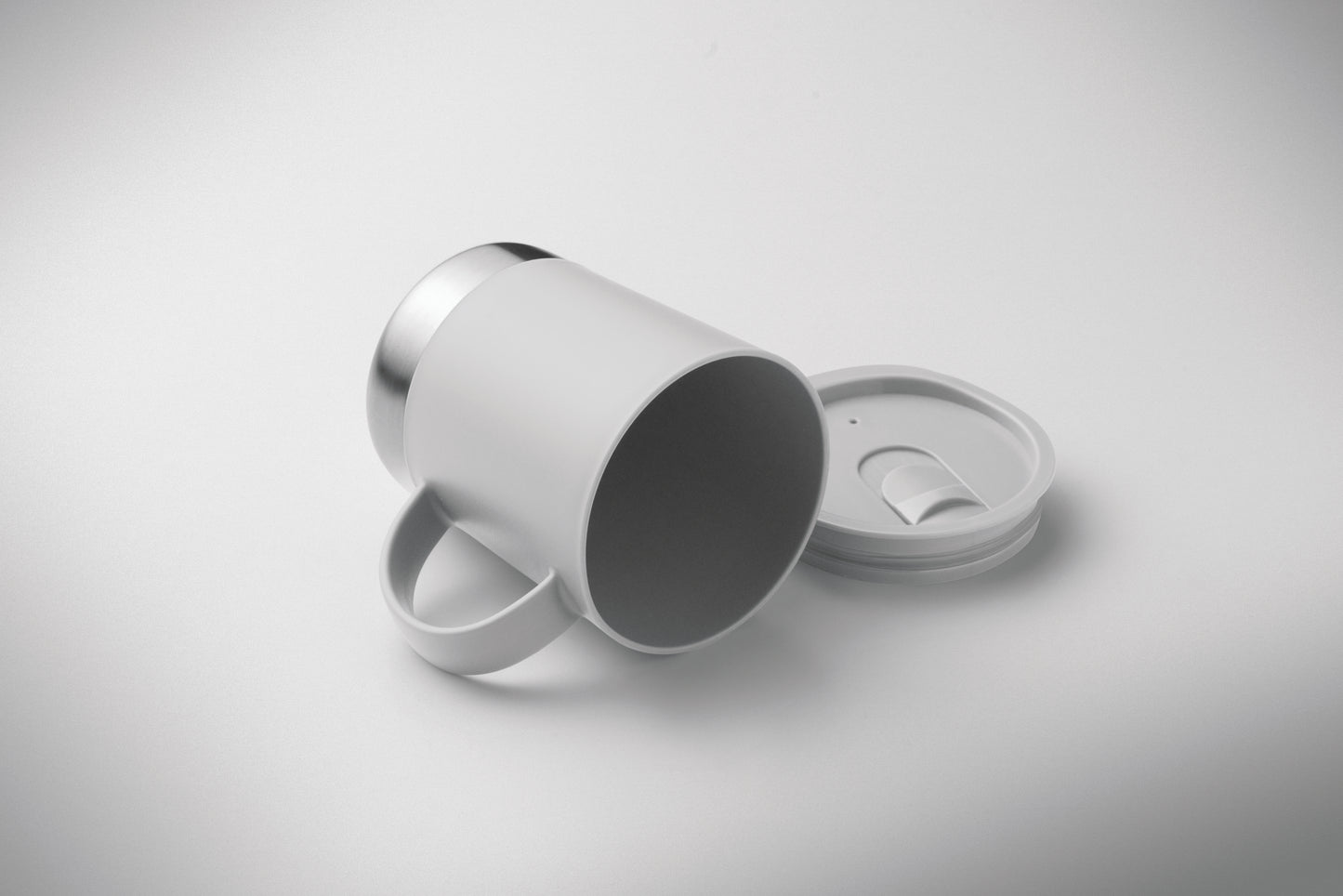 PP-Becher mit Boden aus (90 % recycelter Edelstahl und 10 % Edelstahl.