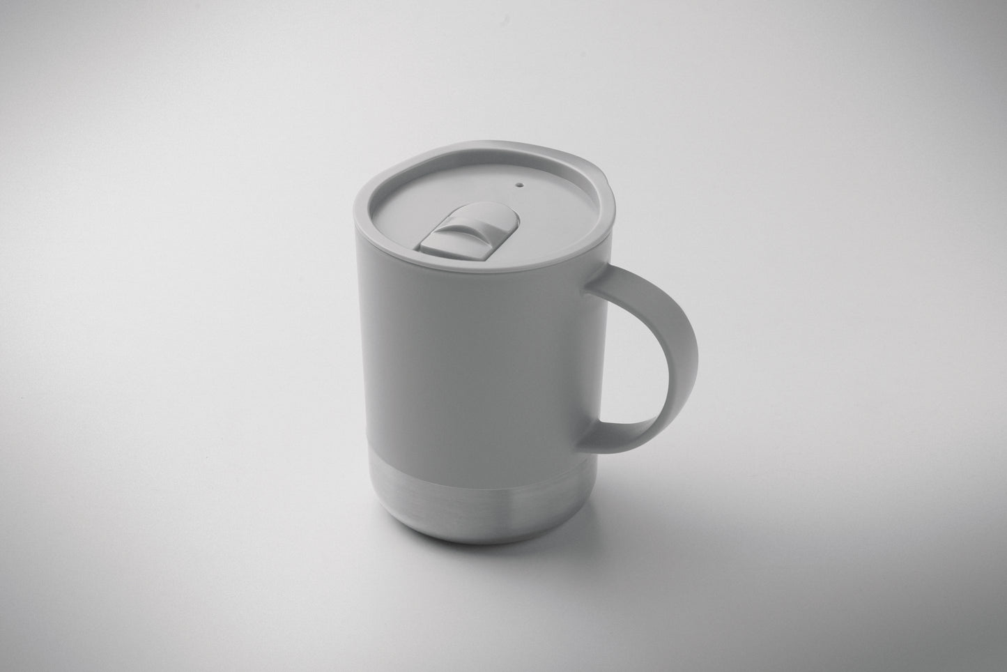 PP-Becher mit Boden aus (90 % recycelter Edelstahl und 10 % Edelstahl.