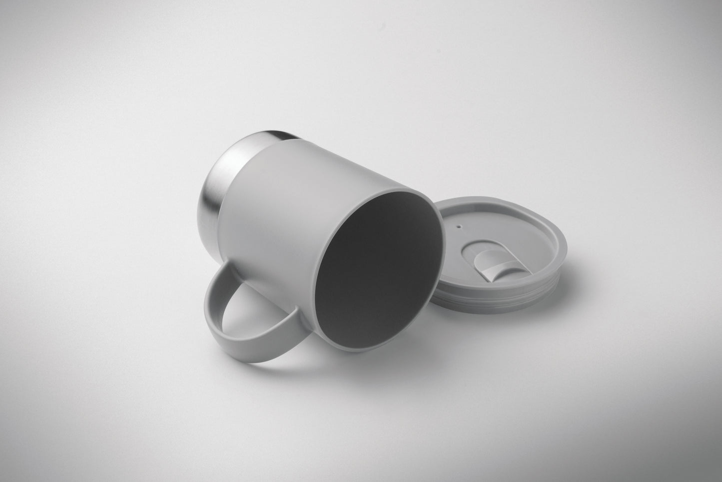PP-Becher mit Boden aus (90 % recycelter Edelstahl und 10 % Edelstahl.