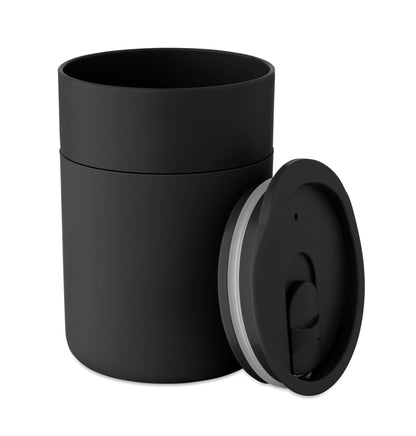PP-Becher mit Silikonhülle und Schiebedeckel aus PP. Füllmenge: 330 ml. Da der