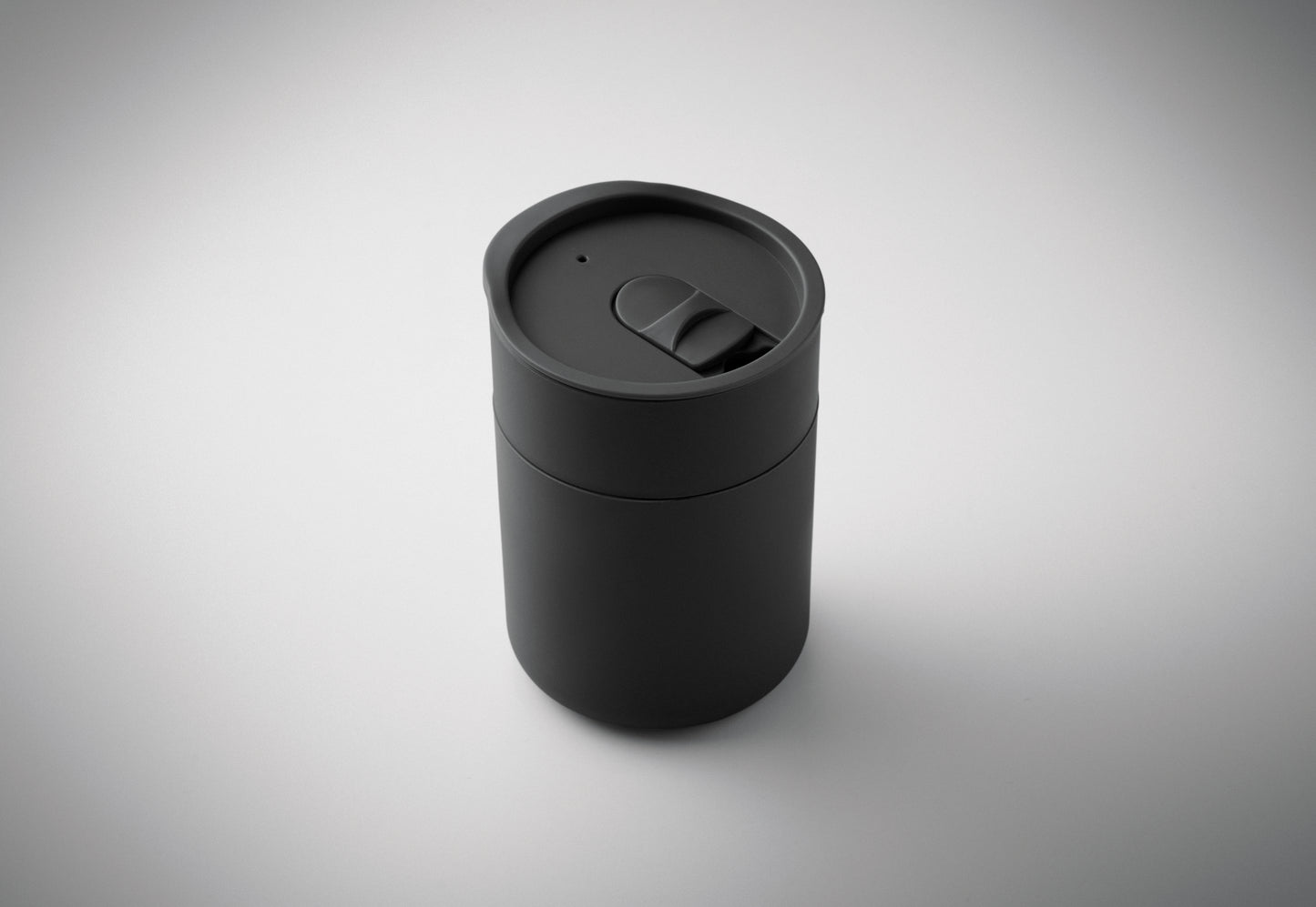 PP-Becher mit Silikonhülle und Schiebedeckel aus PP. Füllmenge: 330 ml. Da der