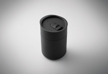 PP-Becher mit Silikonhülle und Schiebedeckel aus PP. Füllmenge: 330 ml. Da der