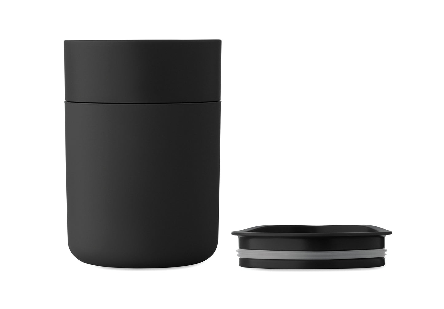 PP-Becher mit Silikonhülle und Schiebedeckel aus PP. Füllmenge: 330 ml. Da der