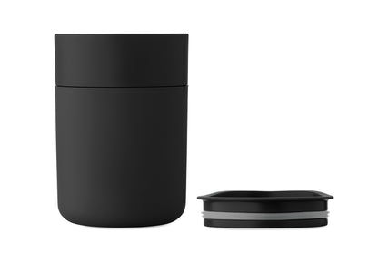 PP-Becher mit Silikonhülle und Schiebedeckel aus PP. Füllmenge: 330 ml. Da der