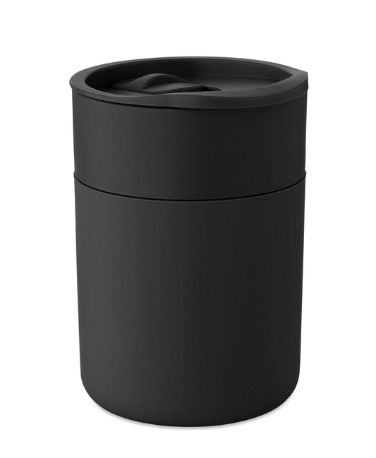 PP-Becher mit Silikonhülle und Schiebedeckel aus PP. Füllmenge: 330 ml. Da der