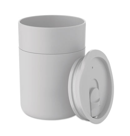 PP-Becher mit Silikonhülle und Schiebedeckel aus PP. Füllmenge: 330 ml. Da der