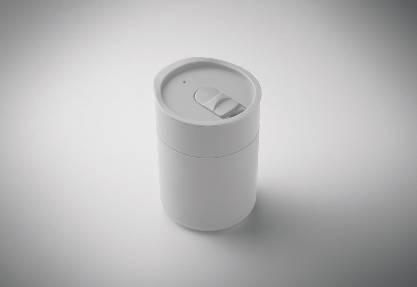 PP-Becher mit Silikonhülle und Schiebedeckel aus PP. Füllmenge: 330 ml. Da der