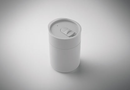 PP-Becher mit Silikonhülle und Schiebedeckel aus PP. Füllmenge: 330 ml. Da der