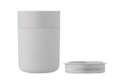 PP-Becher mit Silikonhülle und Schiebedeckel aus PP. Füllmenge: 330 ml. Da der