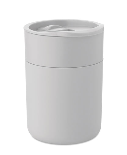 PP-Becher mit Silikonhülle und Schiebedeckel aus PP. Füllmenge: 330 ml. Da der