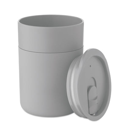 PP-Becher mit Silikonhülle und Schiebedeckel aus PP. Füllmenge: 330 ml. Da der