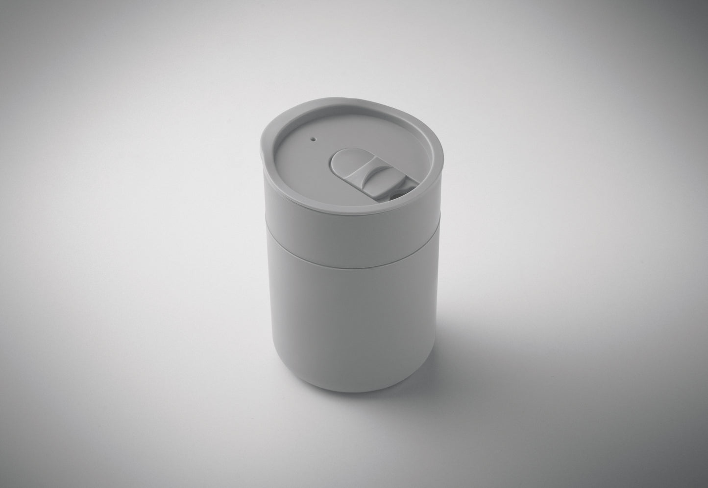 PP-Becher mit Silikonhülle und Schiebedeckel aus PP. Füllmenge: 330 ml. Da der