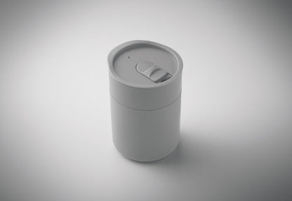 PP-Becher mit Silikonhülle und Schiebedeckel aus PP. Füllmenge: 330 ml. Da der