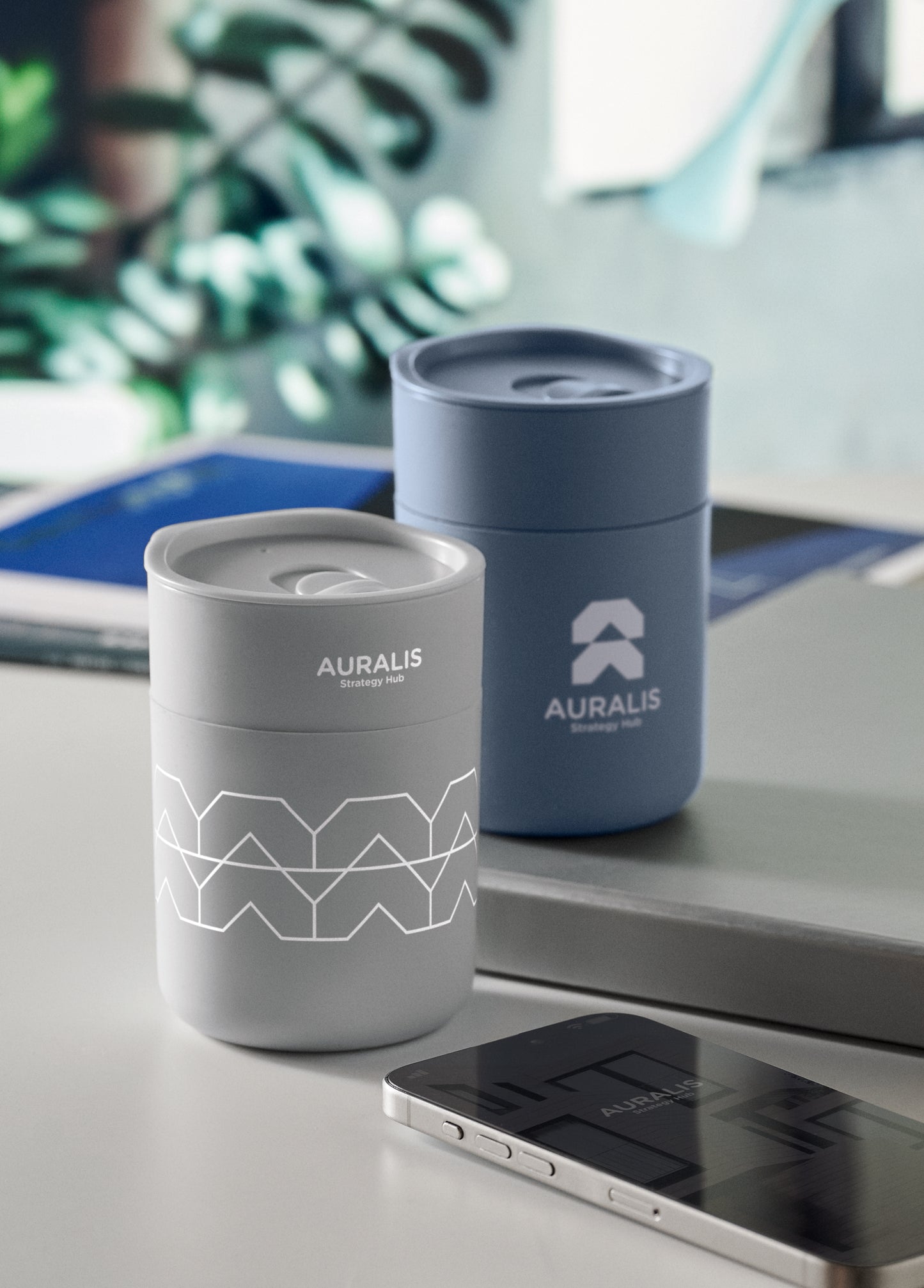 PP-Becher mit Silikonhülle und Schiebedeckel aus PP. Füllmenge: 330 ml. Da der
