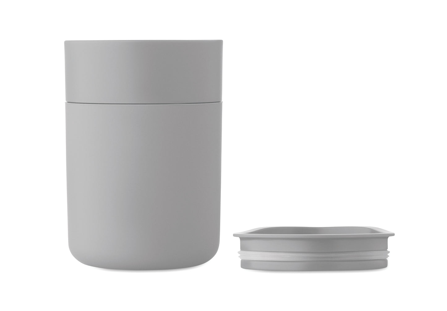 PP-Becher mit Silikonhülle und Schiebedeckel aus PP. Füllmenge: 330 ml. Da der