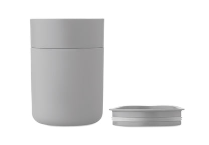 PP-Becher mit Silikonhülle und Schiebedeckel aus PP. Füllmenge: 330 ml. Da der