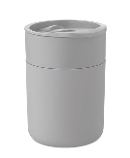 PP-Becher mit Silikonhülle und Schiebedeckel aus PP. Füllmenge: 330 ml. Da der