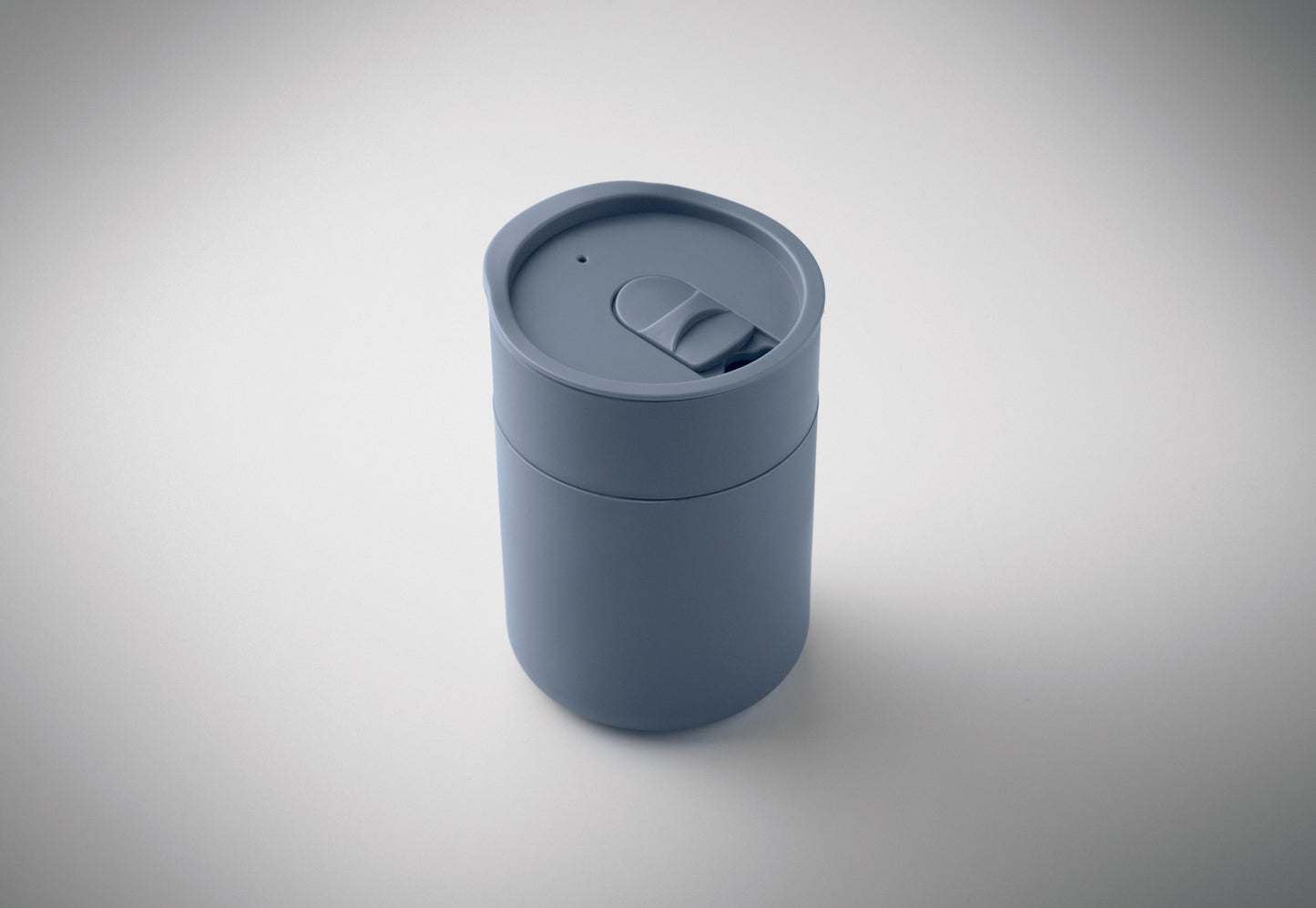 PP-Becher mit Silikonhülle und Schiebedeckel aus PP. Füllmenge: 330 ml. Da der