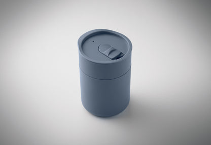 PP-Becher mit Silikonhülle und Schiebedeckel aus PP. Füllmenge: 330 ml. Da der