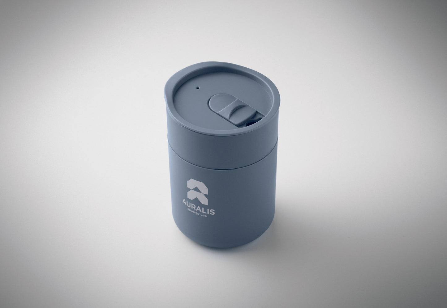 PP-Becher mit Silikonhülle und Schiebedeckel aus PP. Füllmenge: 330 ml. Da der
