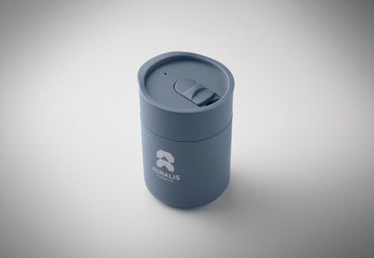 PP-Becher mit Silikonhülle und Schiebedeckel aus PP. Füllmenge: 330 ml. Da der
