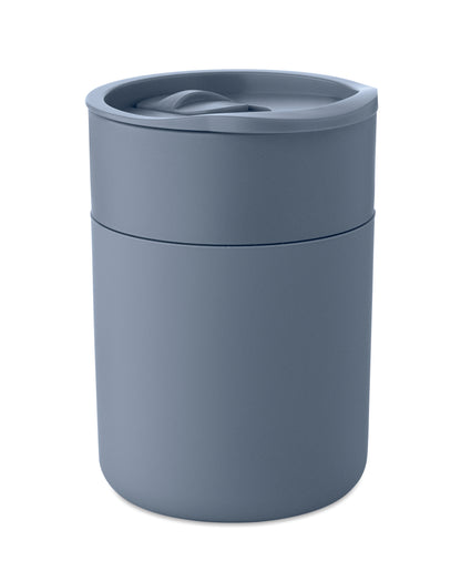 PP-Becher mit Silikonhülle und Schiebedeckel aus PP. Füllmenge: 330 ml. Da der