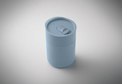 PP-Becher mit Silikonhülle und Schiebedeckel aus PP. Füllmenge: 330 ml. Da der