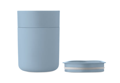 PP-Becher mit Silikonhülle und Schiebedeckel aus PP. Füllmenge: 330 ml. Da der