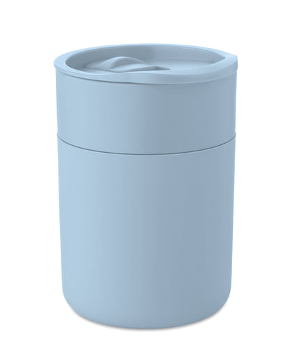 PP-Becher mit Silikonhülle und Schiebedeckel aus PP. Füllmenge: 330 ml. Da der
