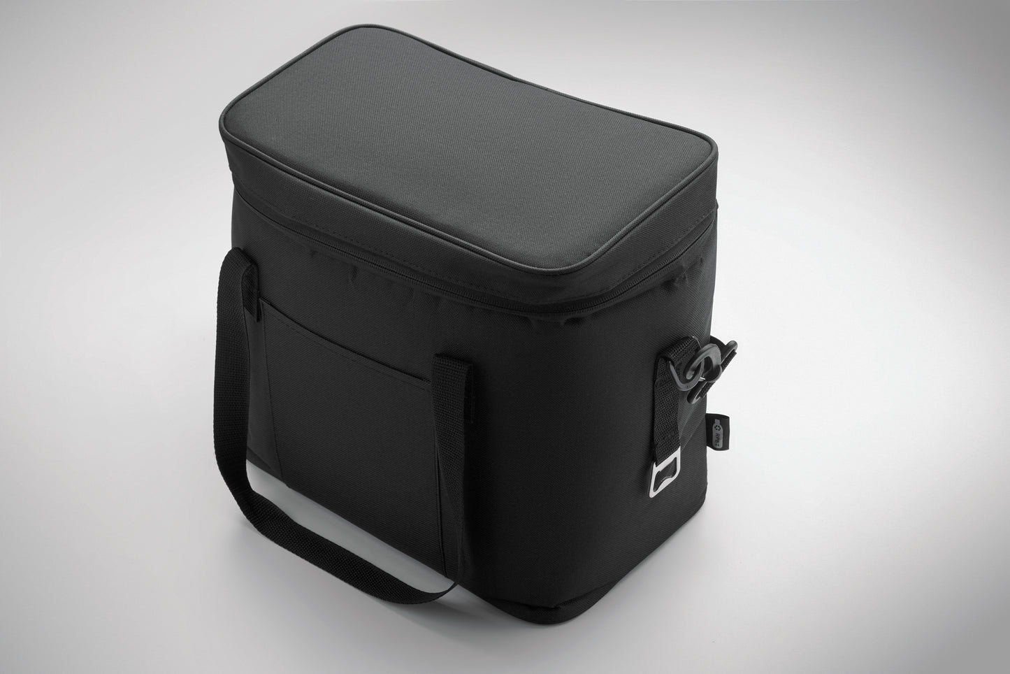 Kühltasche aus 600D RPET Polyester mit PU-Beschichtung. Mit 1 Fronttasche und 1