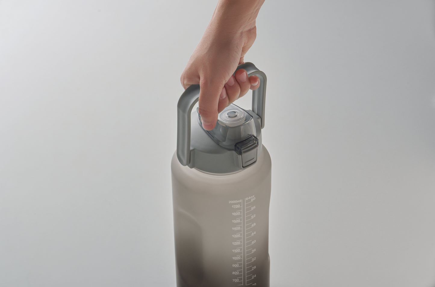 Trinkflasche aus RPET. Motivierende Zeitmarkierung einhändig zu öffnender Flip-Top-Deckel Trinkhalm Sicherheitsverschluss und