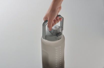 Trinkflasche aus RPET. Motivierende Zeitmarkierung einhändig zu öffnender Flip-Top-Deckel Trinkhalm Sicherheitsverschluss und