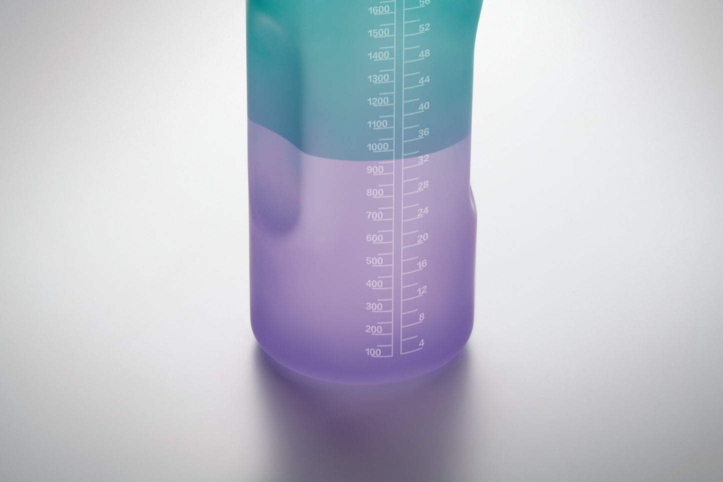 Trinkflasche aus RPET. Motivierende Zeitmarkierung einhändig zu öffnender Flip-Top-Deckel Trinkhalm Sicherheitsverschluss und
