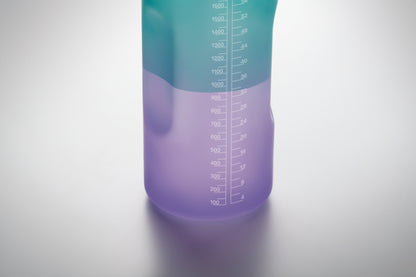 Trinkflasche aus RPET. Motivierende Zeitmarkierung einhändig zu öffnender Flip-Top-Deckel Trinkhalm Sicherheitsverschluss und