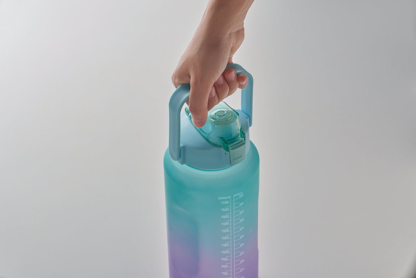 Trinkflasche aus RPET. Motivierende Zeitmarkierung einhändig zu öffnender Flip-Top-Deckel Trinkhalm Sicherheitsverschluss und