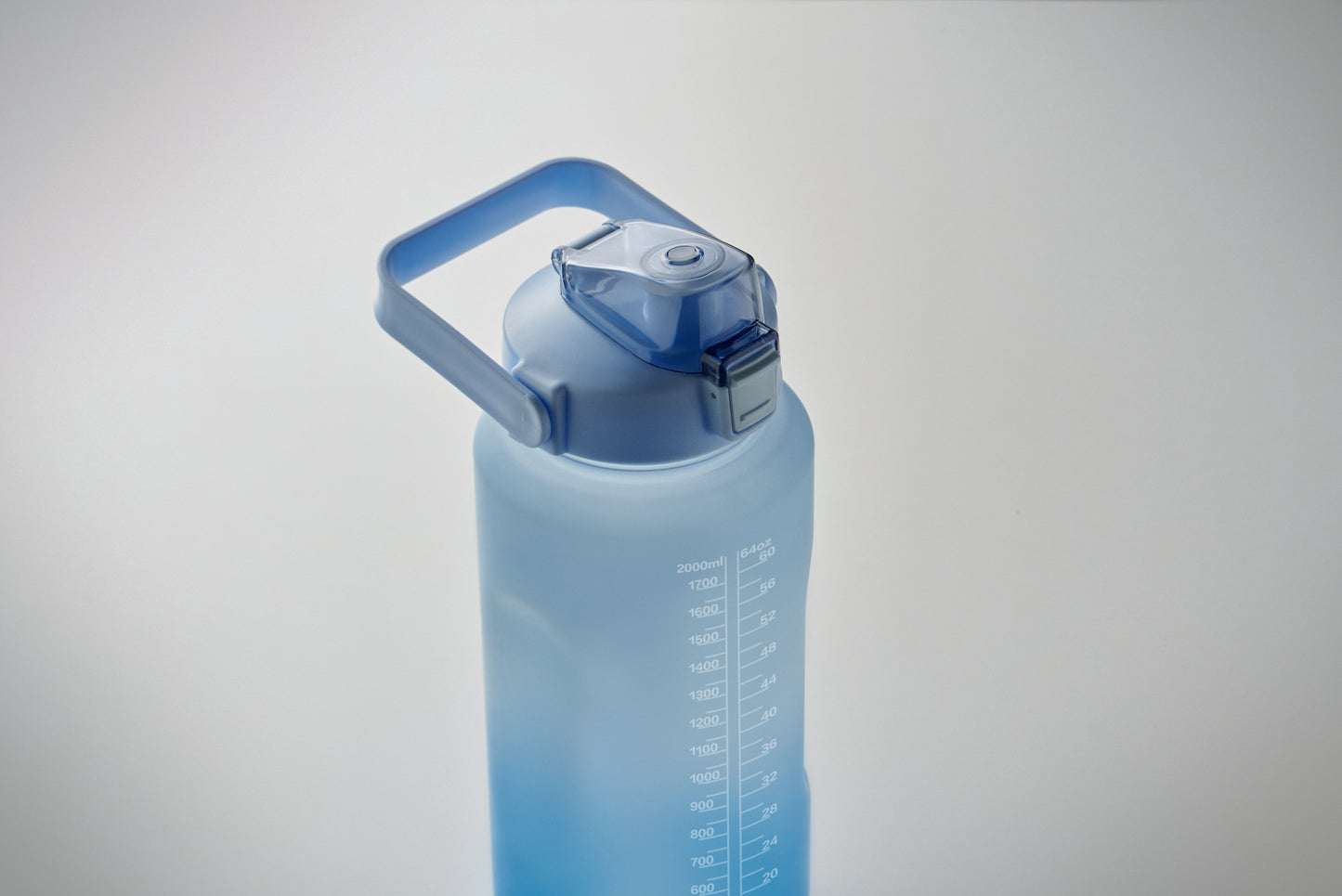 Trinkflasche aus RPET. Motivierende Zeitmarkierung einhändig zu öffnender Flip-Top-Deckel Trinkhalm Sicherheitsverschluss und