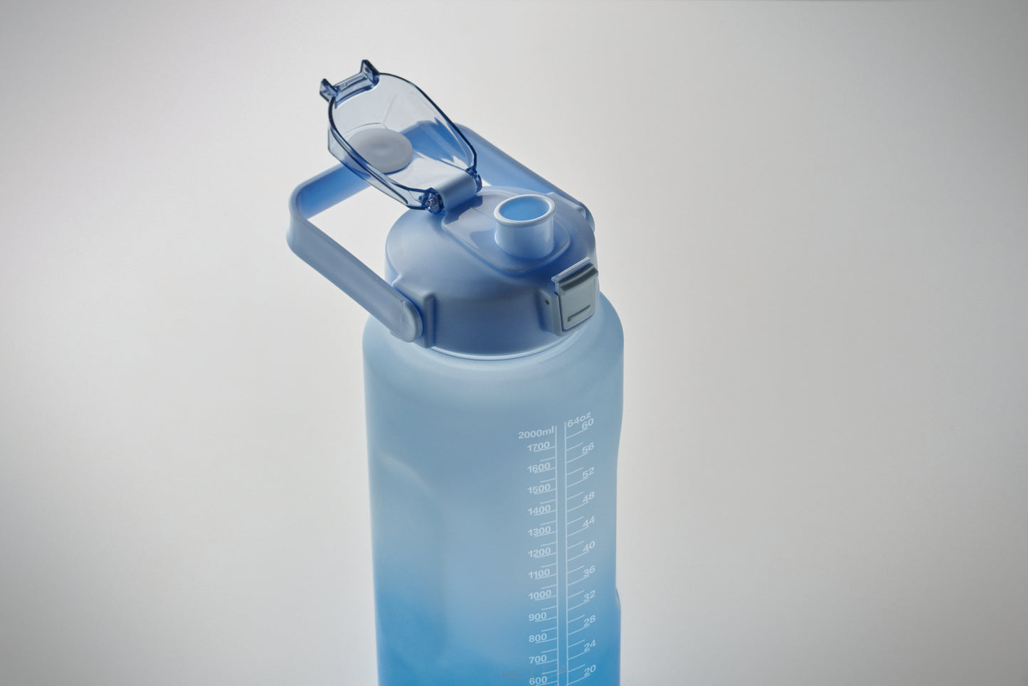 Trinkflasche aus RPET. Motivierende Zeitmarkierung einhändig zu öffnender Flip-Top-Deckel Trinkhalm Sicherheitsverschluss und