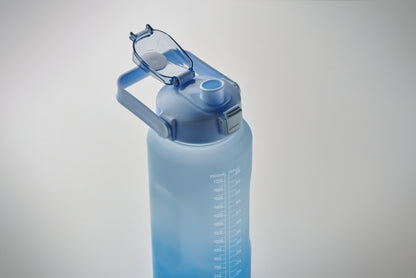 Trinkflasche aus RPET. Motivierende Zeitmarkierung einhändig zu öffnender Flip-Top-Deckel Trinkhalm Sicherheitsverschluss und