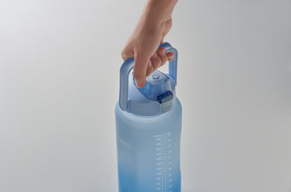 Trinkflasche aus RPET. Motivierende Zeitmarkierung einhändig zu öffnender Flip-Top-Deckel Trinkhalm Sicherheitsverschluss und