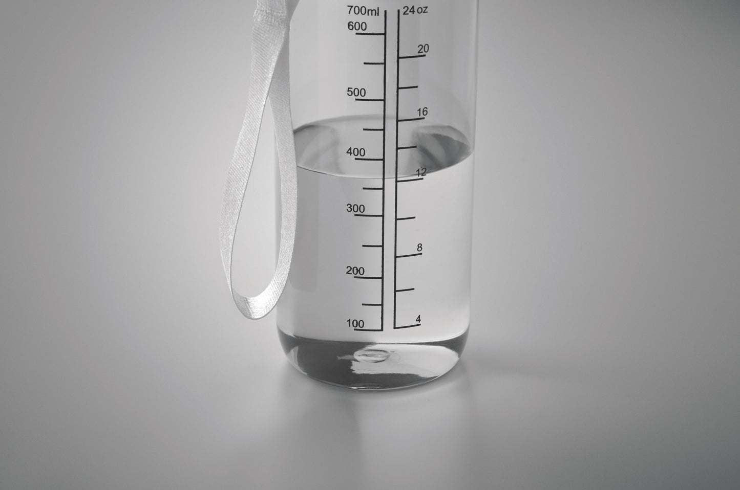 Trinkflasche aus RPET. Integrierter Trinkhalm weiches Silikonmundstück motivierende Zeitmarkierung einhändig zu öffnender