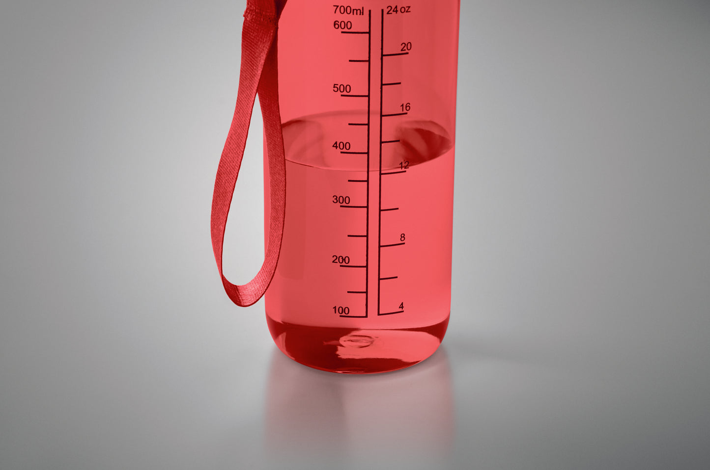 Trinkflasche aus RPET. Integrierter Trinkhalm weiches Silikonmundstück motivierende Zeitmarkierung einhändig zu öffnender