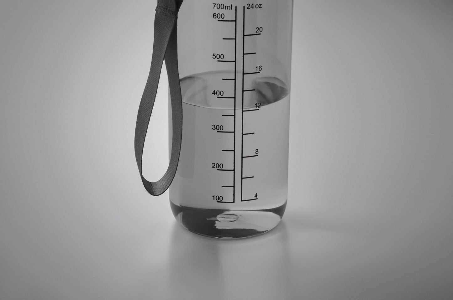 Trinkflasche aus RPET. Integrierter Trinkhalm weiches Silikonmundstück motivierende Zeitmarkierung einhändig zu öffnender