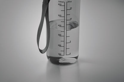 Trinkflasche aus RPET. Integrierter Trinkhalm weiches Silikonmundstück motivierende Zeitmarkierung einhändig zu öffnender